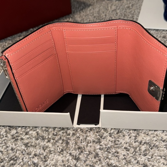 NIB Loewe Anagram Small Vertical Wallet in Pink Tulip - Picture 6 of 9